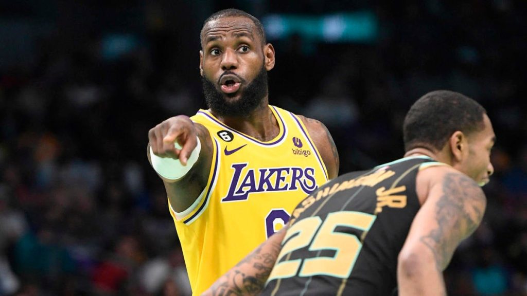 勒布朗-詹姆斯的得分追踪,湖人明星在夏洛特挂出43分，继续向NBA的历史记录飙升