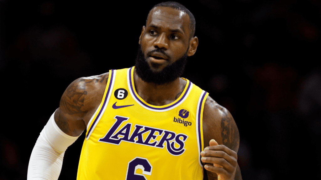 勒布朗-詹姆斯周二晚向NBA得分记录发起冲击,湖人球星距离卡里姆-阿卜杜勒-贾巴尔还差36分