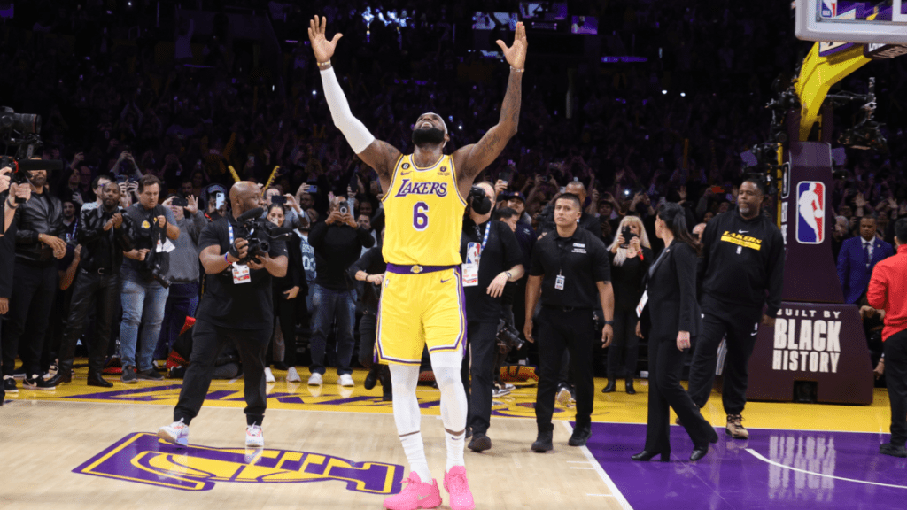 勒布朗-詹姆斯打破NBA得分记录：体育界最神圣的标志之一落下，有25个数字需要了解