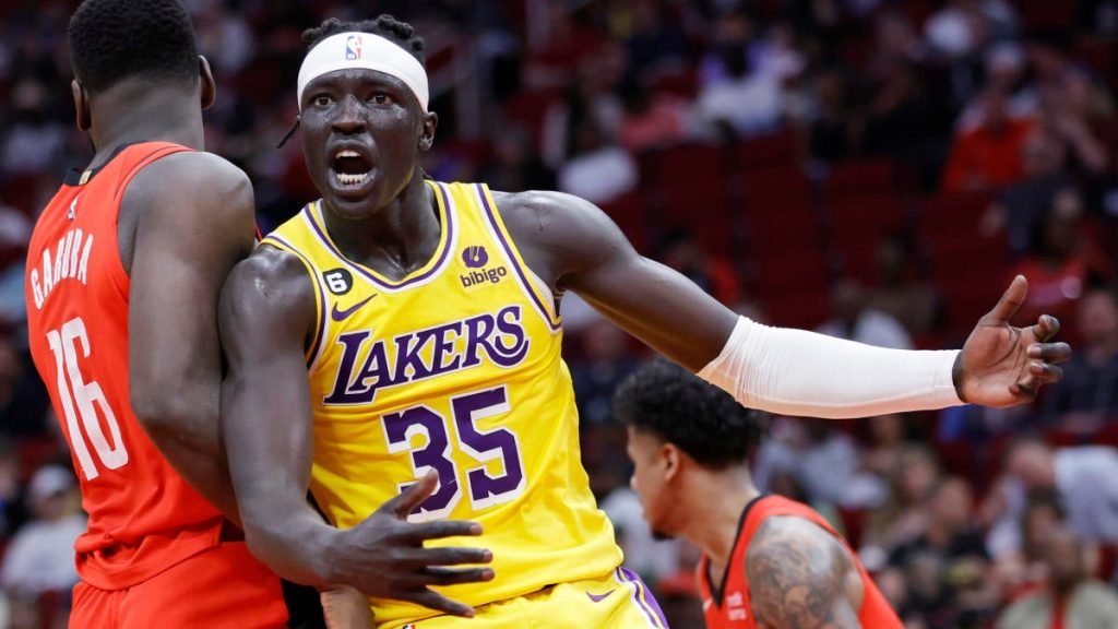 NBA积分榜，西部联盟的季后赛画面,勇士队和湖人队紧紧咬住季后赛线的两端
