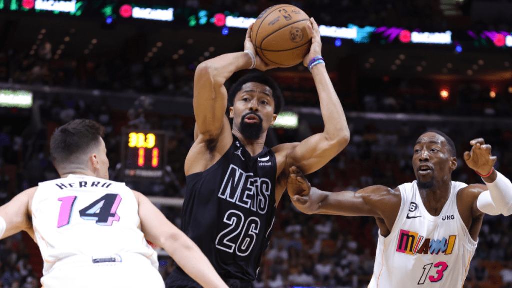 NBA东部季后赛图片： 篮网队跳过热火队，拿下平局,骑士队只要赢下对火箭队的比赛就能获得前六号种子