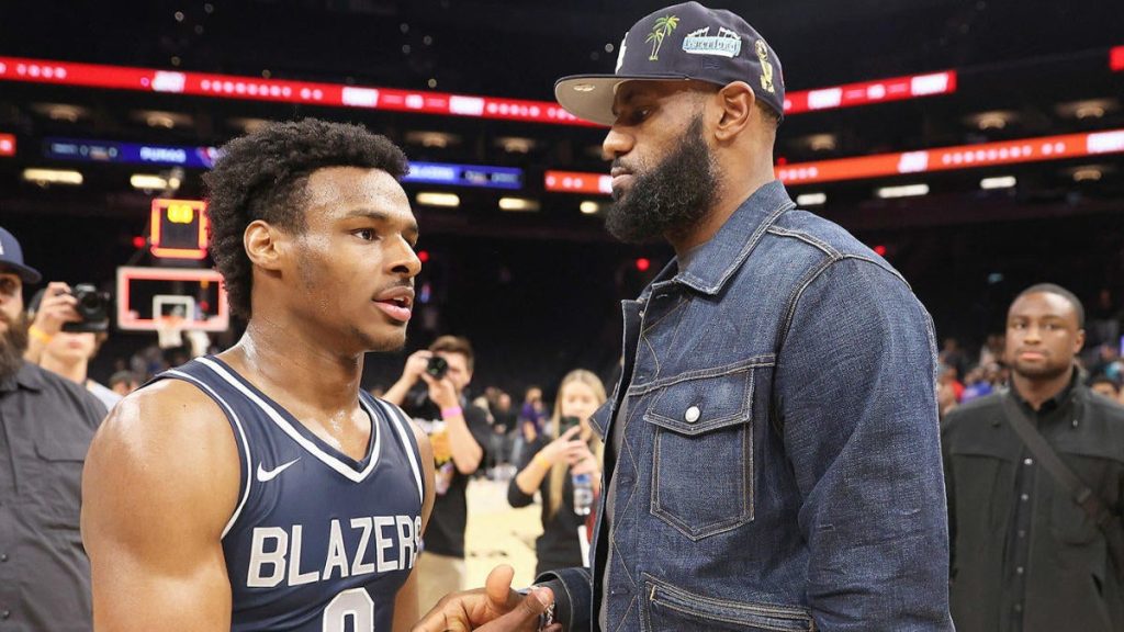 勒布朗-詹姆斯在推特上说他的儿子布朗尼 "绝对比一些现役NBA球员要强