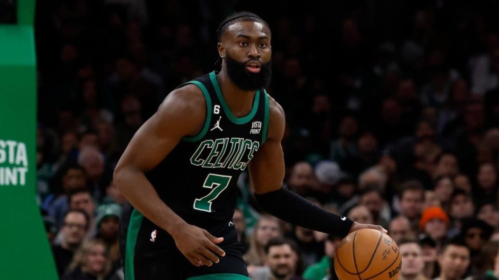 NBA周日晚上,凯尔特人队寻求复仇的机会，对阵势头强劲的尼克斯队，两队争夺季后赛席位