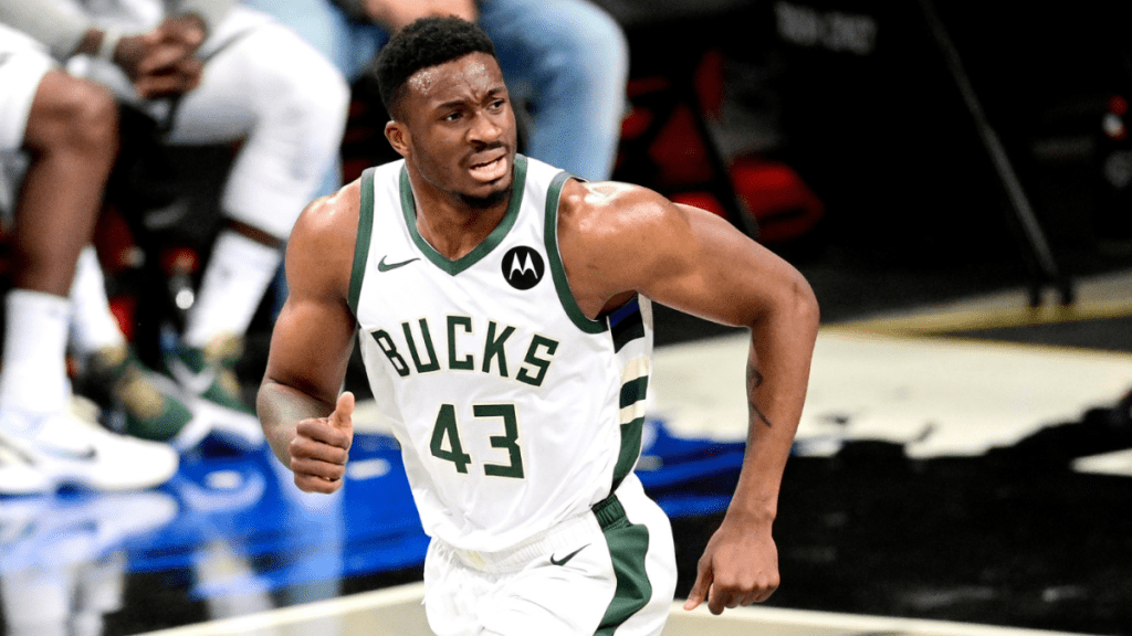 雄鹿队的Thanasis Antetokounmpo因头撞凯尔特人队的Blake Griffin而被停赛一场