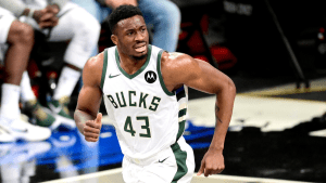 雄鹿队的Thanasis Antetokounmpo因头撞凯尔特人队的Blake Griffin而被停赛一场